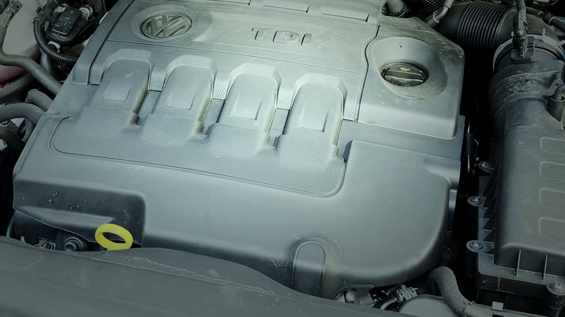 Een CarAudit-technicus inspecteert een tweedehands auto